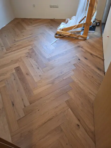 Дъбов трислоен паркет Oak Variante в рибена кост – детайл от фладера и чеповете
