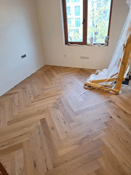 Стая с монтиран трислоен паркет Oak Variante на дневна светлина