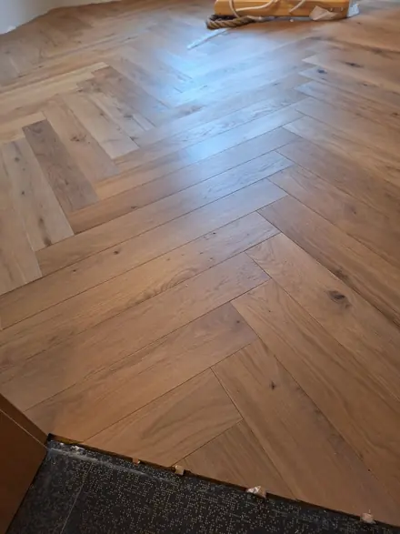Преход между трислоен паркет Oak Variante и мокет – детайл при вратата